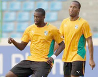 A l'étranger                                    Meilleur joueur de l'UEFA/ Drogba et Yaya Touré sur la liste des 32 nominés