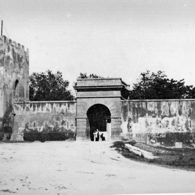 Il ya 30 portes a tlemcen, voici la liste :