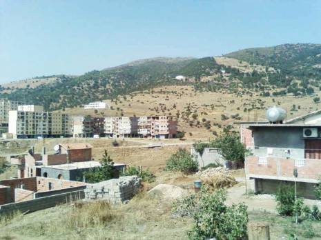 les exclus de la liste des bénéficiaires crient à l'injustice                                    Habitat rural à Bouhmama (Khenchela)