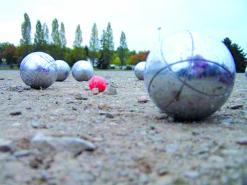 الكرة الحديدية تنافس كرة القدم في المدية                                    تجمع بين جميع فئات المجتمع