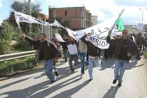 رجال الباتريوت في وقفة احتجاجية بمدخل البويرة