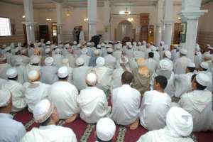 أئمة البويرة ينظمون وقفة للتنديد بمنع زميلهم من صلاة الجمعة