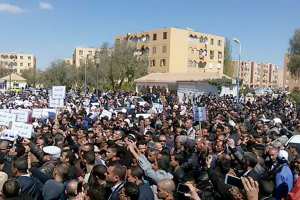 آلاف الأساتذة والتلاميذ في وقفة تضامنية مع المعلمة المسجونة بالجلفة