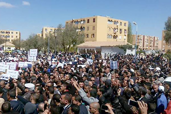 آلاف الأساتذة والتلاميذ في وقفة تضامنية مع المعلمة المسجونة بالجلفة