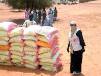 Aide humanitaire du Croissant-Rouge algérien au Nord du Mali                                    Quand la volonté de l'humanitaire défie la terreur du terrain !