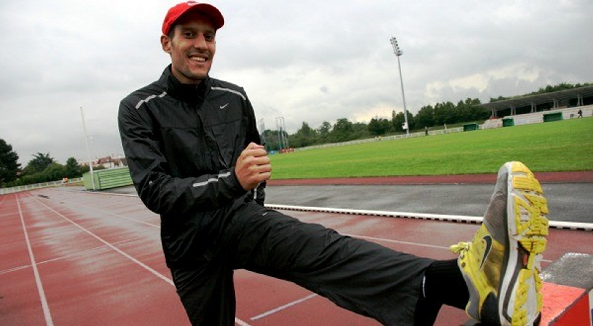 Mohamed-Khaled Belabbas: du bleu français au vert algérien Ancien champion de France sur 3000 mètres steeple, Mohamed-Khaled Belabbas n’a jamais réussi à se faire une place dans la sélection tricolore. Pour s’assurer de participer aux JO de Londres, cet athlète franco-algérien a décidé de courir pour le pays de ses parents.