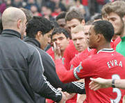 A l'étranger                                    Liverpool FC/ L'affaire Suarez-Evra derrière le limogeage de Dalglish