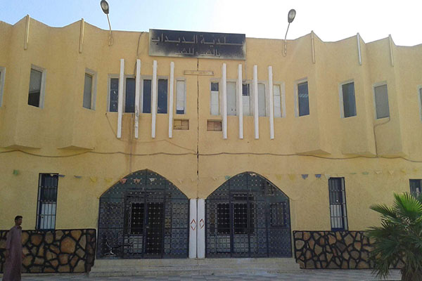 شباب غاضبون يغلقون مقر بلدية الدبداب بايليزي