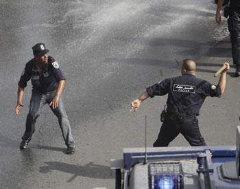 On ne lâchera pas!                                    LES GARDES COMMUNAUX FONT UNE AUTRE TENTATIVE DE MARCHE SUR ALGER