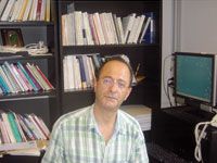 Lahouari Addi, professeur de sociologie 'La société est en train de se moderniser dans la douleur