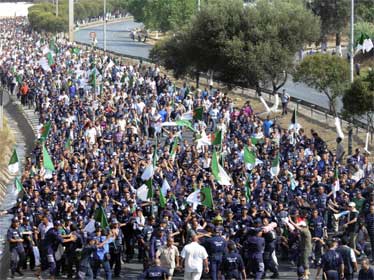 Garde communale et logement social, l'indécision fait l'émeute en Algérie