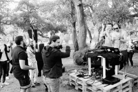 Une rave party dans les bois