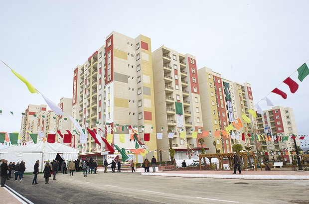 Le gouvernement multiplie promesses et largesses