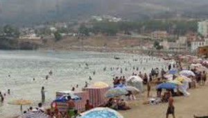 عائلات تمدد العطلة لقضاء شهر رمضان على شواطئ عنابة