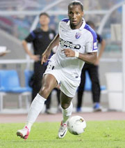 A l'étranger                                    Shanghai Shenhua/ Drogba se distingue dès son 1er match