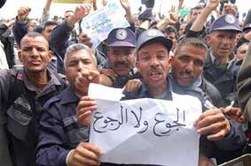 افراد الشرطة يواصلون اعتصامهم ويهددون بالسير نحو العاصمة مجددا