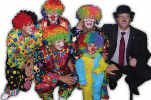 ‘'ثلاثي البسمة  تقدم عروضا للأطفال المرضى بمستشفيات بسكرة