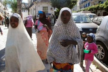 اللاجئون الأفارقة يغزون شوارع مدينة البويرة