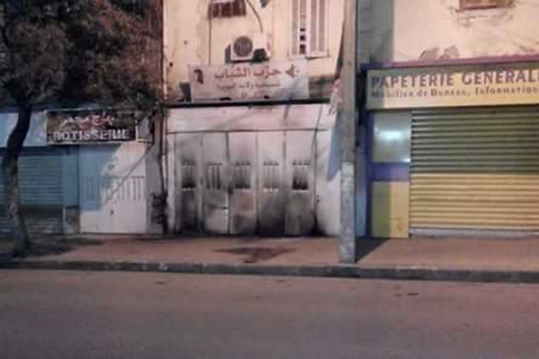 مجهولون يضرمون النار بمدخل مقر حزب الشباب بالبويرة