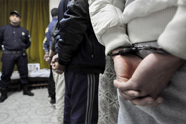 توقيف 13 شخصا من 