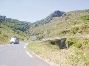 guérites, barrages et désert bleu                                    Sur la route Dellys-Tigzirt, sept mois après sa réouverture