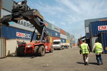 Les importations ont fait beaucoup de mal à l'économie                                    LA CHAÎNE DES INTERMEDIAIRES FAIT GRIMPER LES PRIX