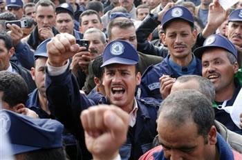 Les gardes communaux corsent leur mouvement                                    LEURS FAMILLES LES ONT REJOINTS SUR LE LIEU DU SIT-IN À BOUFARIK