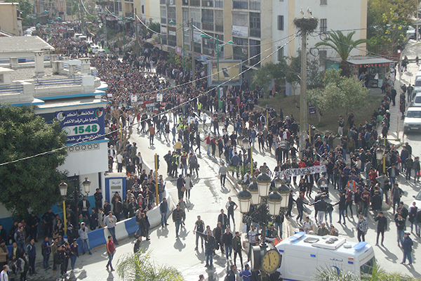 مواطنون في مسيرة حاشدة ضد الجريمة بتيزي وزو