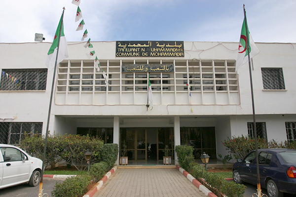 ضحايا مشروع 200 مسكن بالمحمدية ينقلون احتجاجهم إلى مقر الولاية