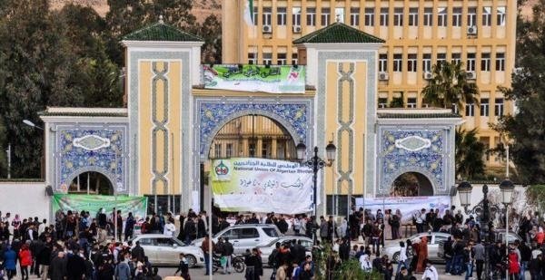 طلبة الهندسة المعمارية بجامعة الأغواط يحتجون أمام مقر الولاية