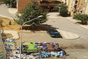 حي السوق بعين بوسيف في المدية بغرق في القمامة التي يخلفها الباعة