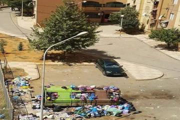 حي السوق بعين بوسيف في المدية بغرق في القمامة التي يخلفها الباعة