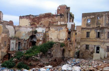 عشرات العائلات بباب الوادي مهددة بالموت تحت الأنقاض