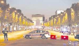 مقتل شرطي في إطلاق نار في جادة الشانزيليزيه في باريس وداعش يتبنى
