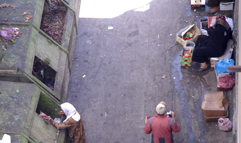 40 امرأة تسترزق من قمامة سوق علي ملاح بالعاصمة                                    نساء معدمات يجمعن الخضر الفاسدة ويعدن تسويقها