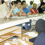 طوابير أمام مركز البريد بقسنطينة قسنطينة                                    بسبب انتشار شائعات عن نقص السيولة النقدية