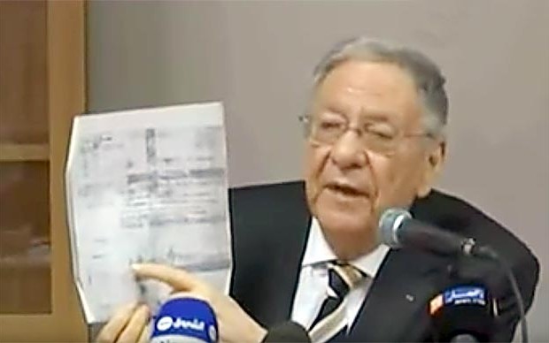 Djamel Ould Abbes exhibe une copie d'un jugement le condamnant à mort en 1957