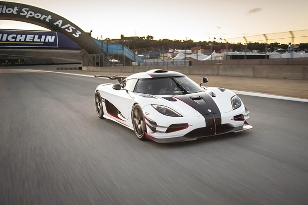 La course de vitesse automobile égaye Alger