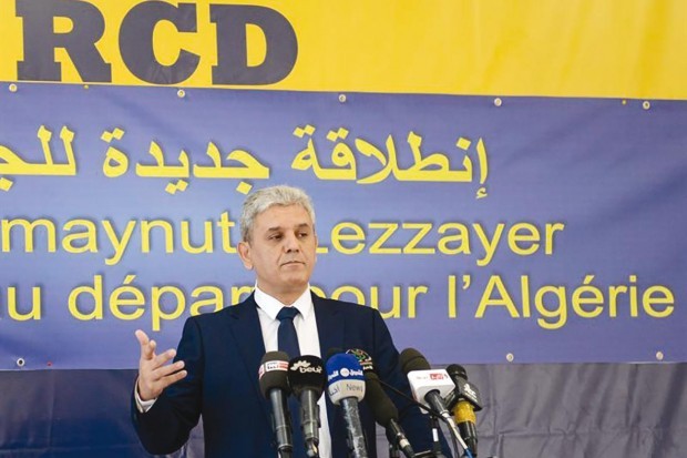 M. Belabbas refuse de discourir sous les portraits de Bouteflika