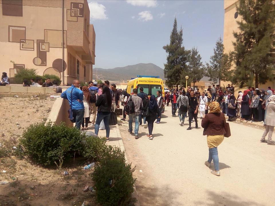 منظمات طلابية تتقاتل بالسيوف والخناجر والقنابل المسيلة لمدوع