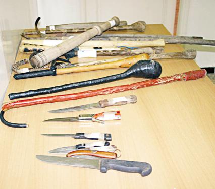 الأندلسيات في وهران تتحوّل إلى سوق لترويج الأسلحة البيضاء                                    سيوف وعصي البيزبول وقارورات الكريموجان وغيرها