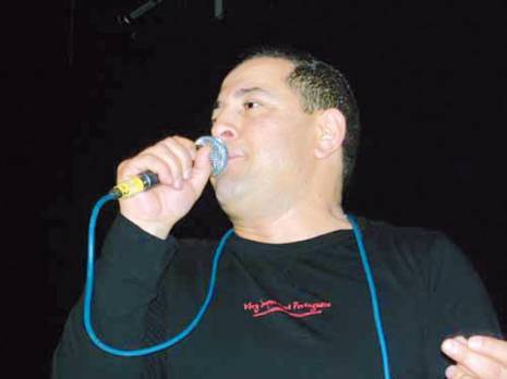 Rabah Asma enflamme la scène                                    Bouira. nuits ramadhanesques