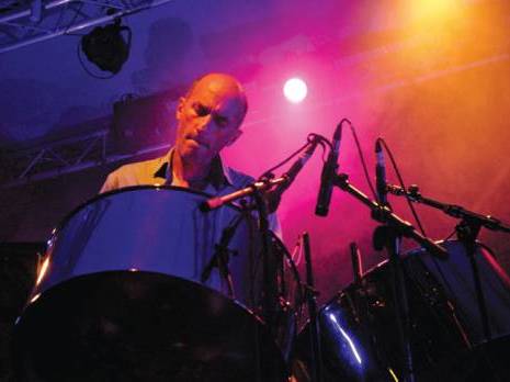 «Je tente d'explorer toutes les possibilités de la musique»                                    Andy Narrel. Jazzman américain, maître du steelplan