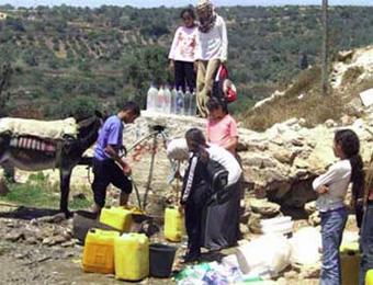 العطش يفتك بسكان باتنة.. وملايير ابتلعتها مشاريع لا أثر لها !!                                    اتهامات للجزائرية للمياه ب العبث