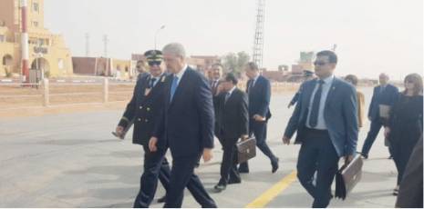 Sellal au pied du mur à Tamanrasset