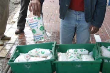 معاناة يومية شاقة بحثا عن حليب الأكياس بالمدية