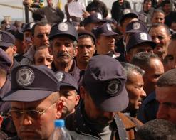 الحرس البلدي يحذّر من الاستفزاز وتأزيم الوضع                                    بعد توقيف 500 عون على مستوى العاصمة وما حدث بالبويرة أمس