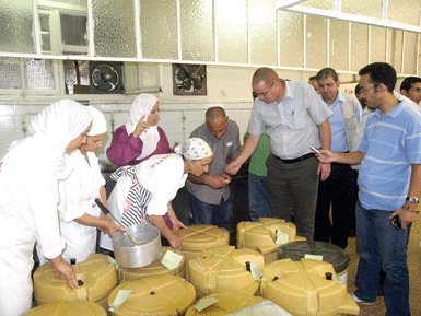 تسهر على تقديمها الكشافة الإسلامية بمطاعم الإفطار في العاصمة                                     أكثر من عشرة آلاف وجبة في اليوم