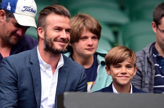 بالفيديو.. شاهد كيف تلقى النجم الإنجليزي السابق ديفيد بيكهام لكمة على وجهه من ابنه كروز