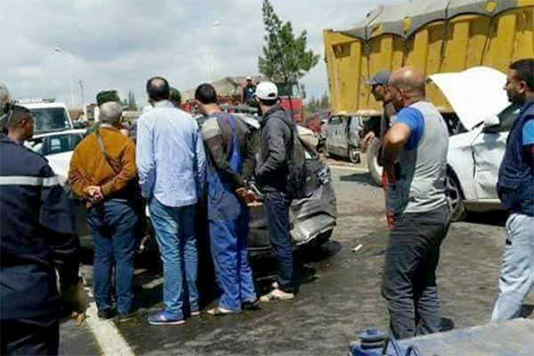 مقتل 3 شبان في اصطدام شاحنة بسيارتين في قالمة